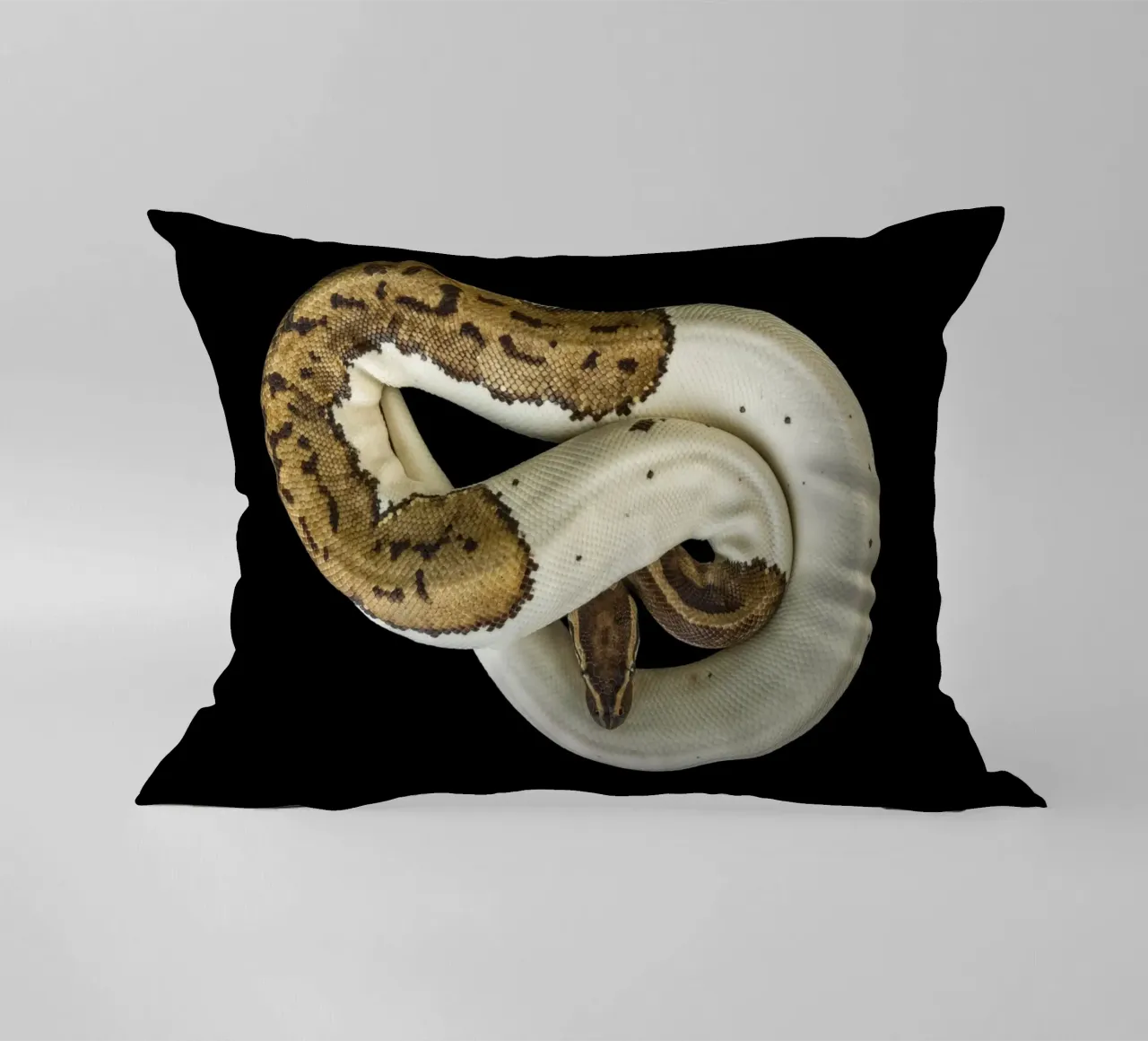Pitone marrone e bianco cuscino da Curious Collections by Marielle Leenders
