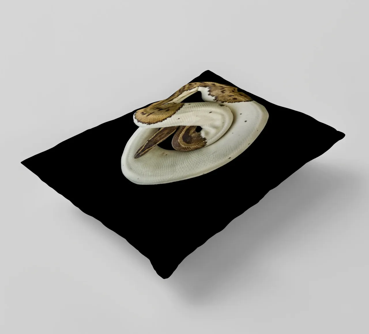 Pitone marrone e bianco cuscino da Curious Collections by Marielle Leenders