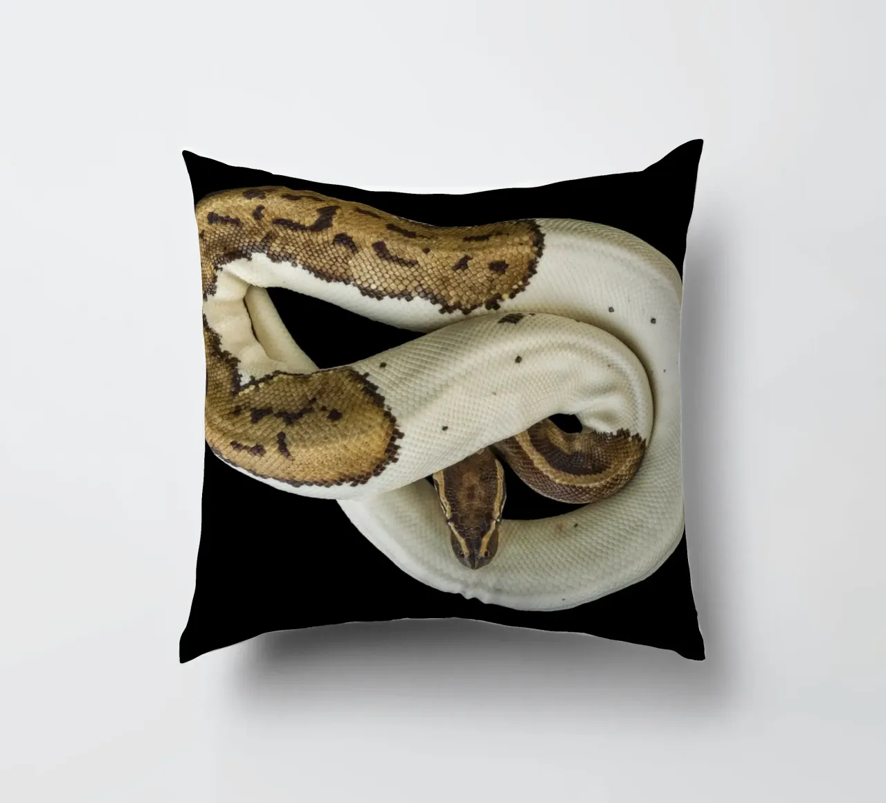 Pitone marrone e bianco cuscino da Curious Collections by Marielle Leenders
