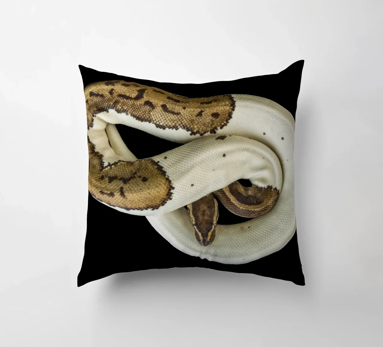 Pitone marrone e bianco cuscino da Curious Collections by Marielle Leenders