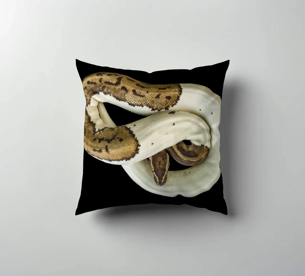 Pitone marrone e bianco cuscino da Curious Collections by Marielle Leenders