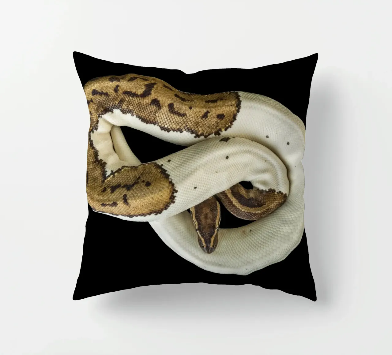 Pitone marrone e bianco cuscino da Curious Collections by Marielle Leenders