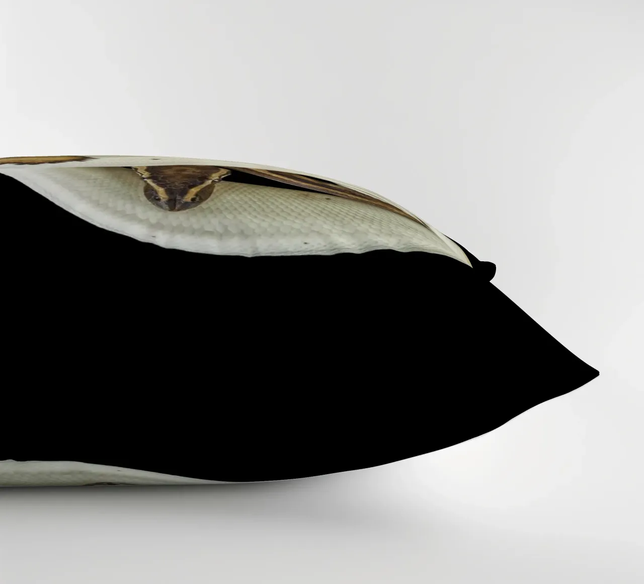 Pitone marrone e bianco cuscino da Curious Collections by Marielle Leenders