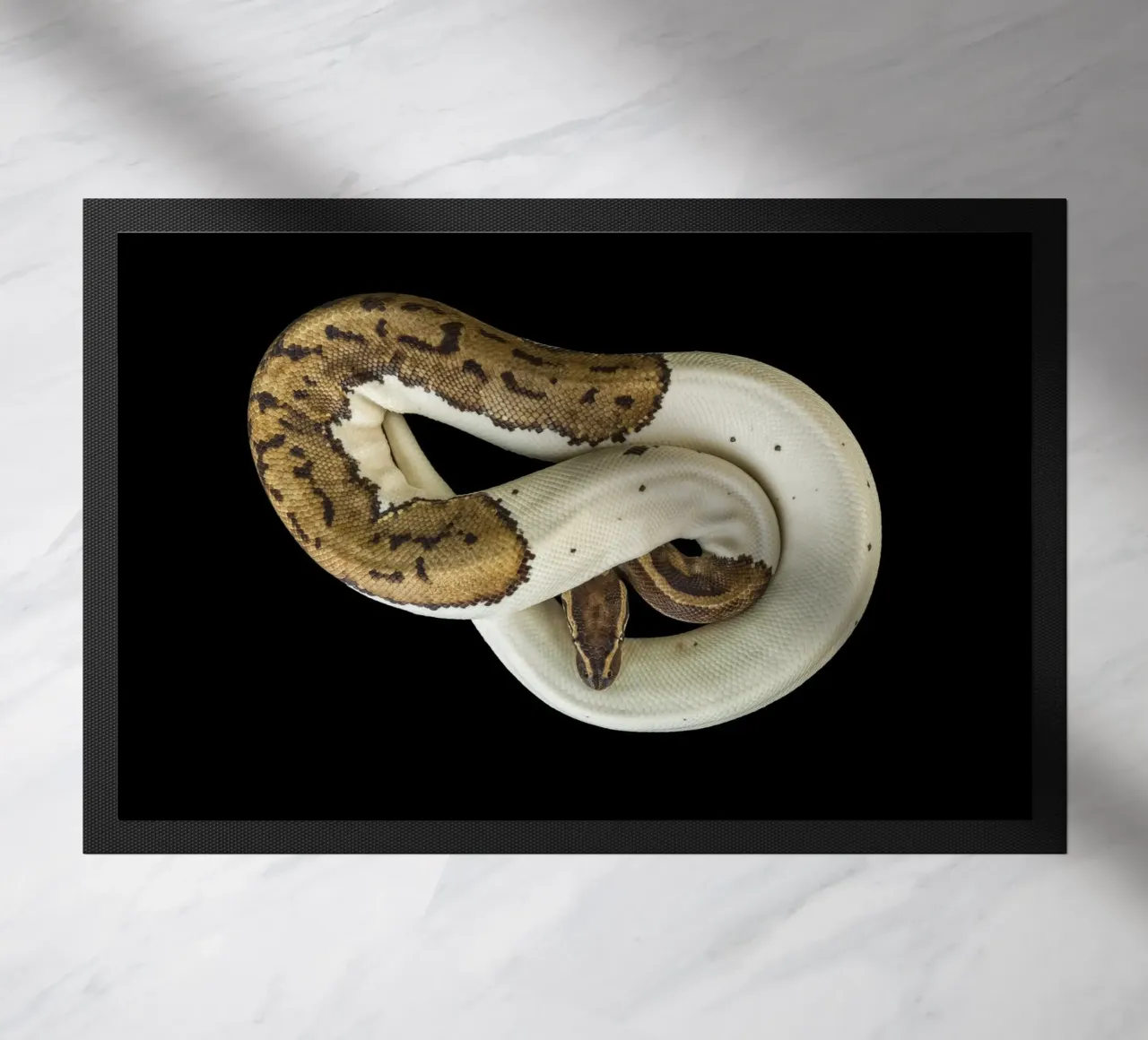 Braun & Weiß Python Fußmatte von Curious Collections by Marielle Leenders