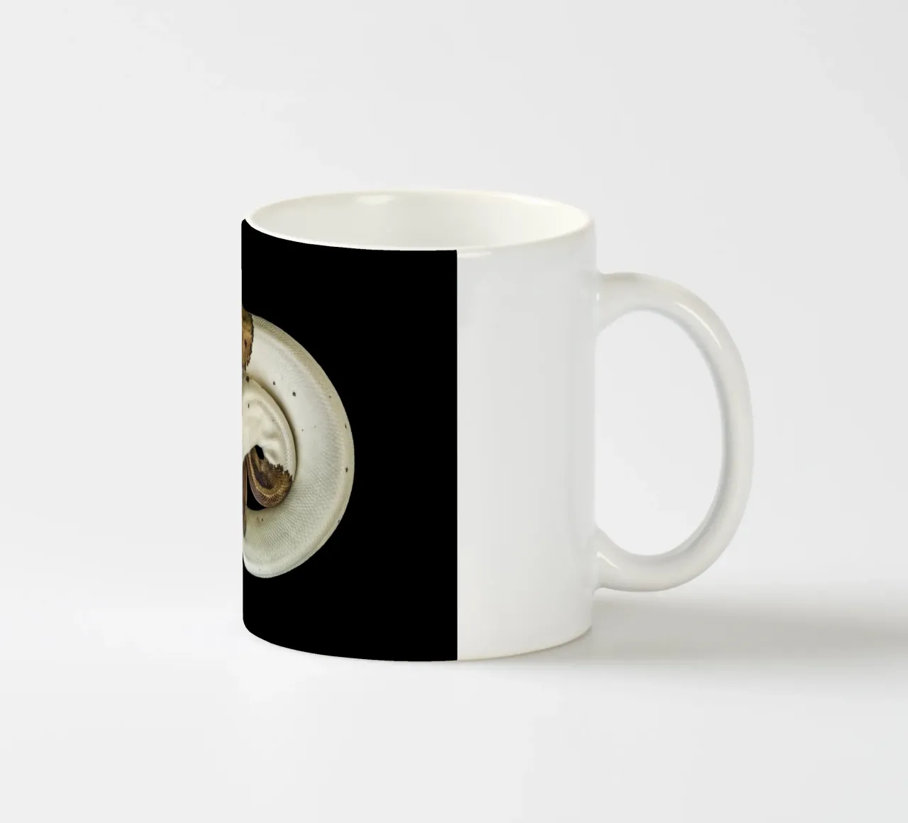 Braun & Weiß Python Keramik Tasse von Curious Collections by Marielle Leenders
