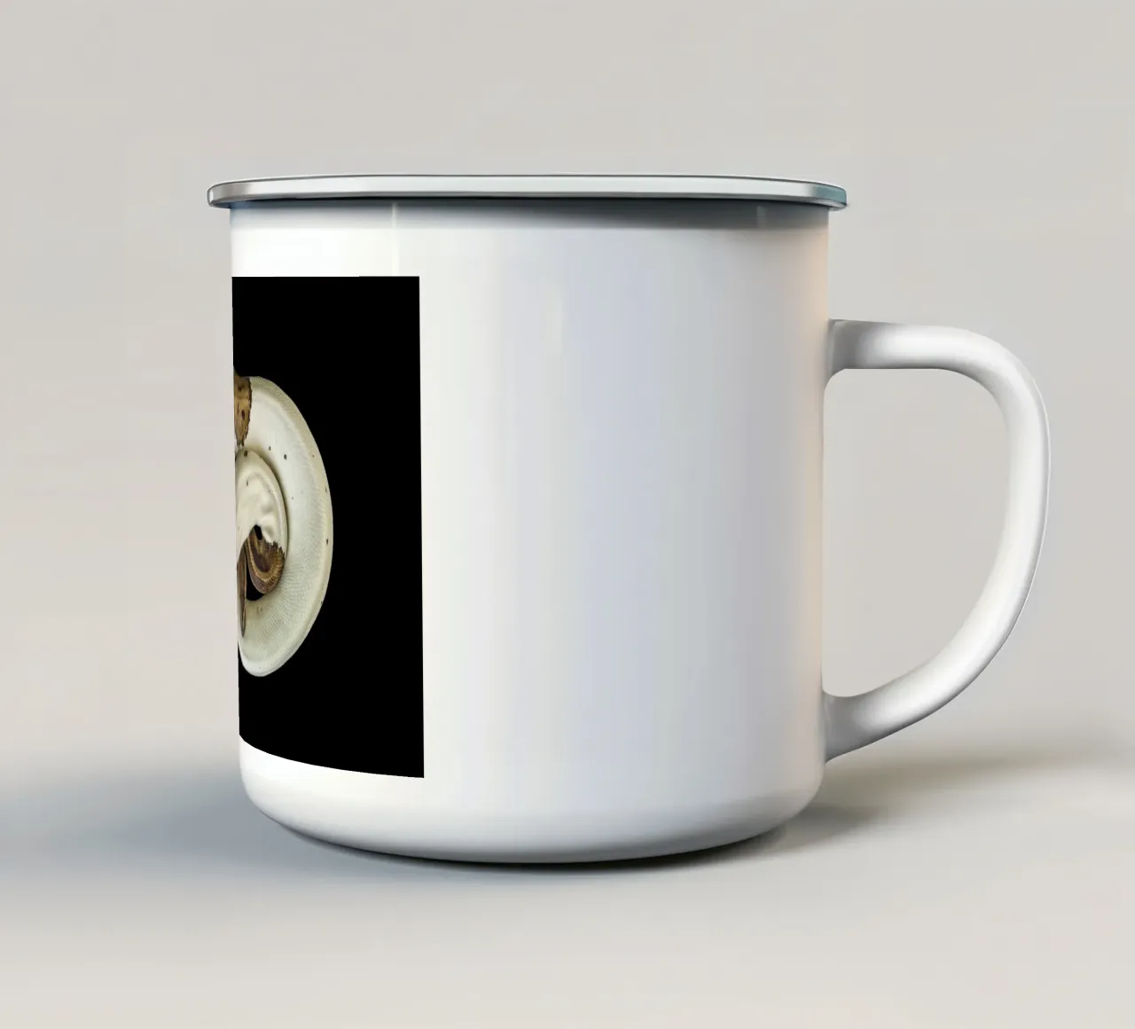 Braun & Weiß Python Emaille Tasse von Curious Collections by Marielle Leenders