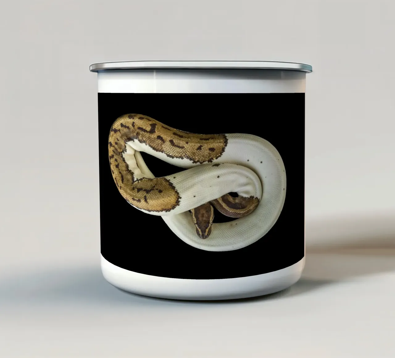 Braun & Weiß Python Emaille Tasse von Curious Collections by Marielle Leenders