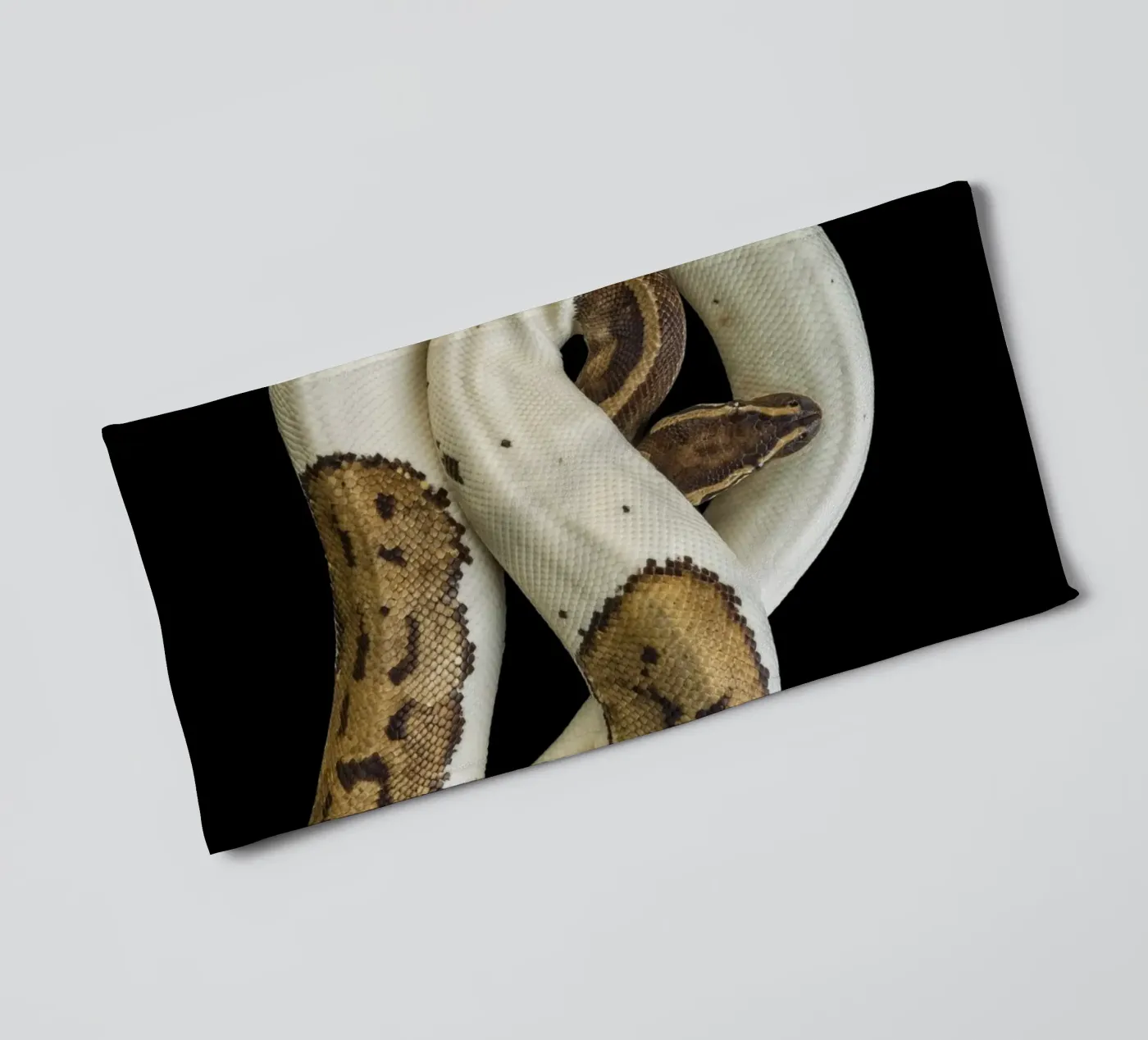 Bruine en witte python badhanddoek van Curious Collections by Marielle Leenders