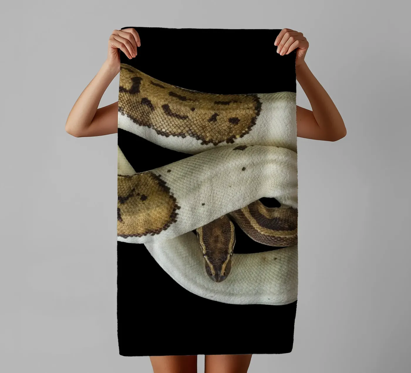 Bruine en witte python badhanddoek van Curious Collections by Marielle Leenders