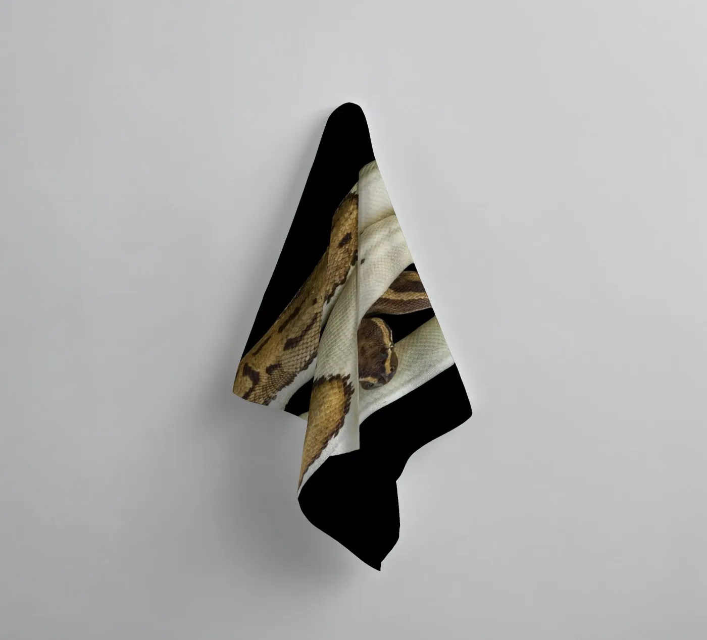 Bruine en witte python badhanddoek van Curious Collections by Marielle Leenders