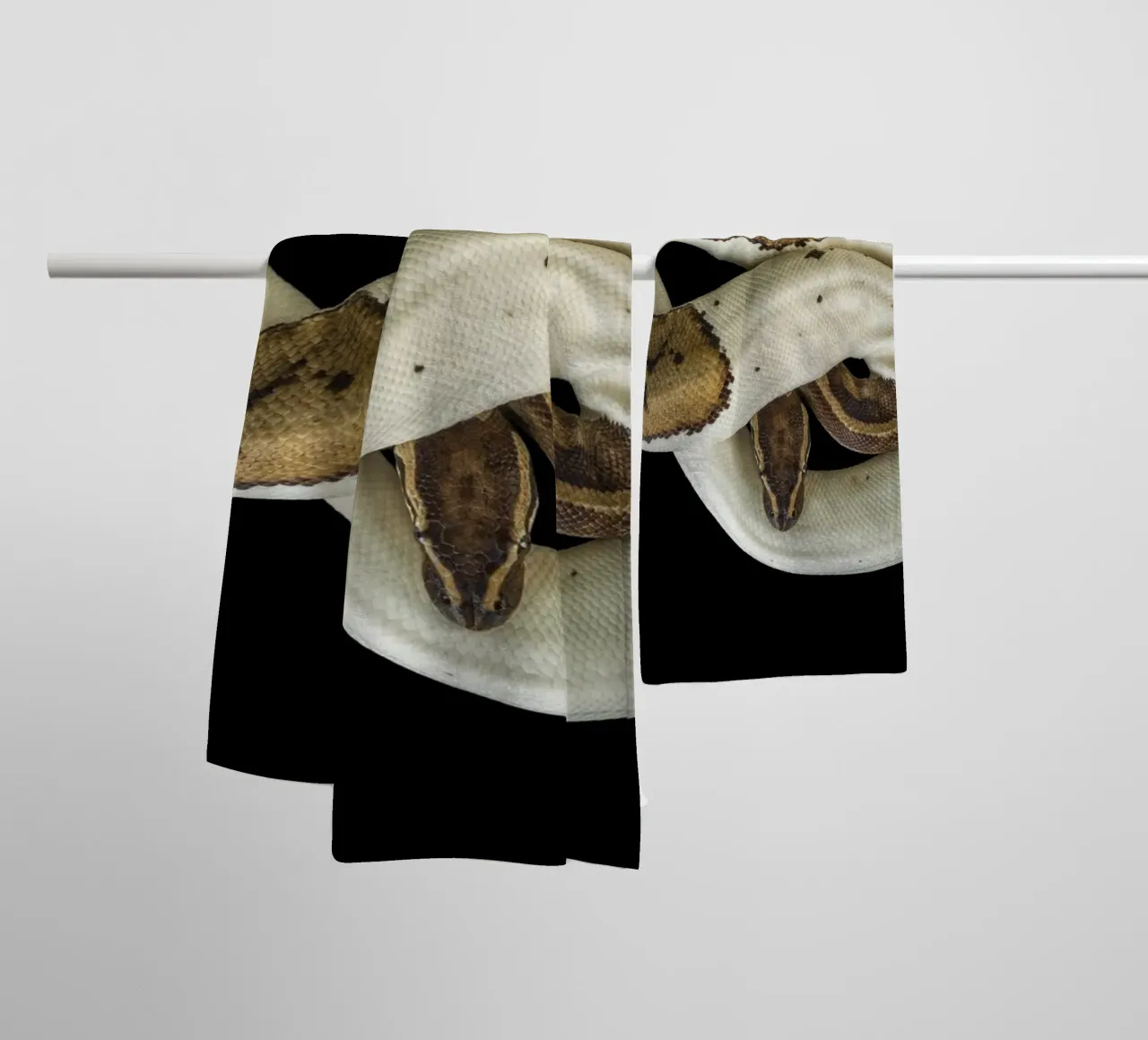 Pitone marrone e bianco asciugamano da bagno da Curious Collections by Marielle Leenders