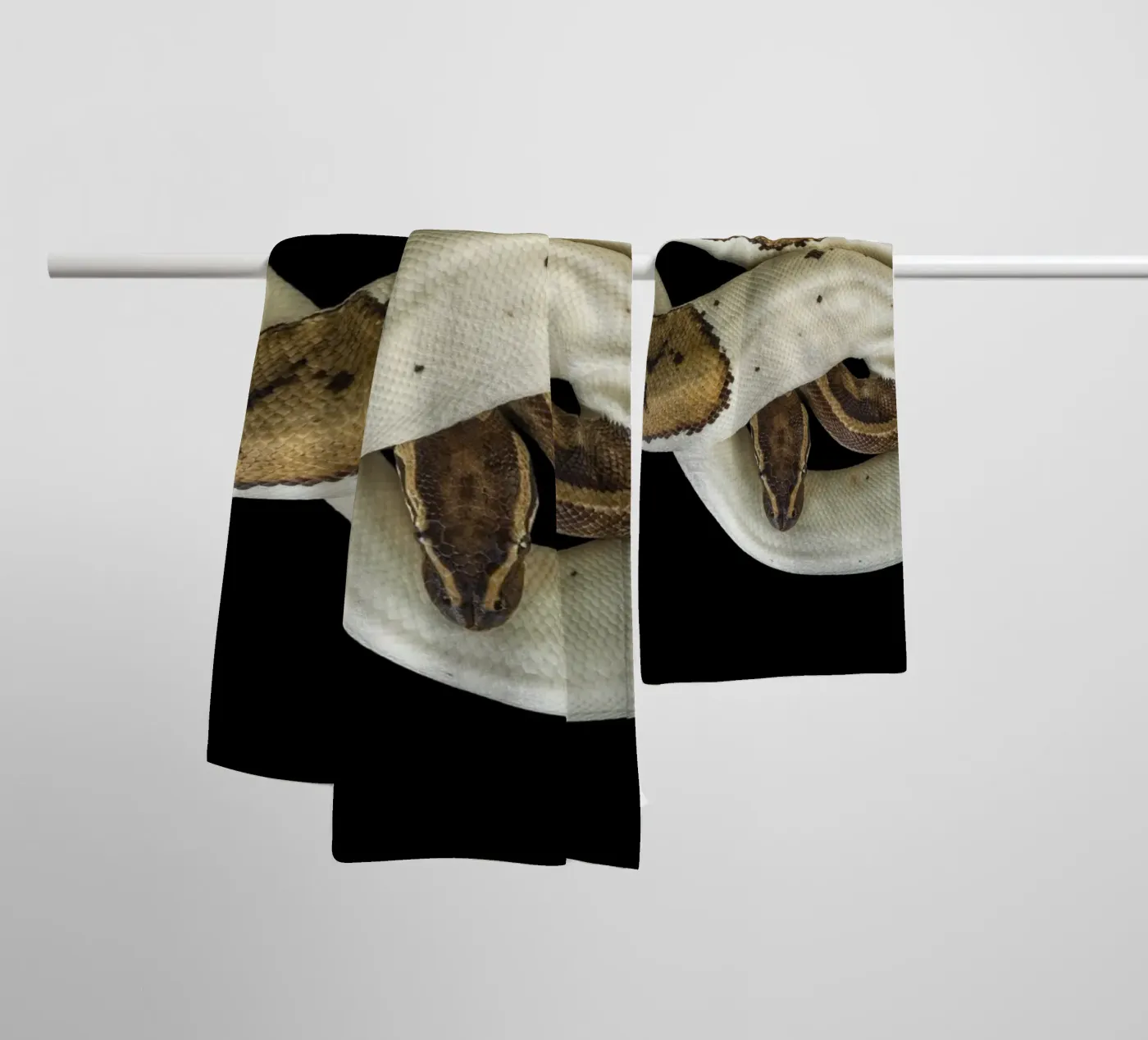 Bruine en witte python badhanddoek van Curious Collections by Marielle Leenders