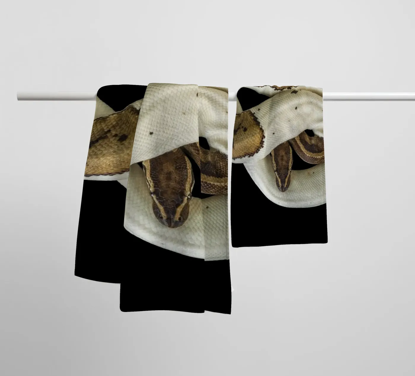 Bruine en witte python badhanddoek van Curious Collections by Marielle Leenders