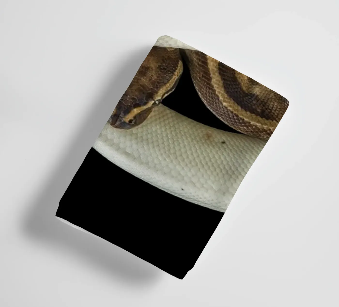 Bruine en witte python badhanddoek van Curious Collections by Marielle Leenders