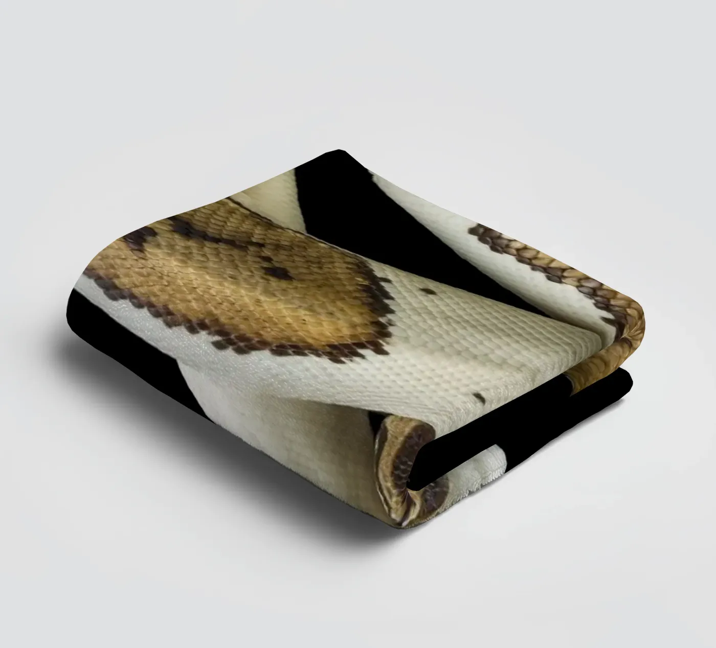 Bruine en witte python badhanddoek van Curious Collections by Marielle Leenders