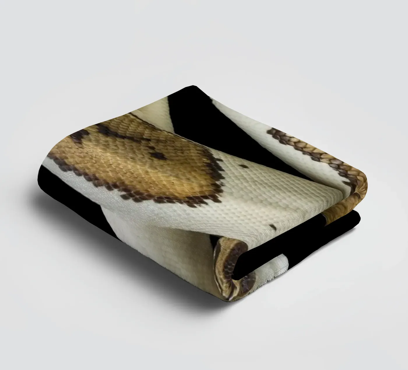 Bruine en witte python badhanddoek van Curious Collections by Marielle Leenders