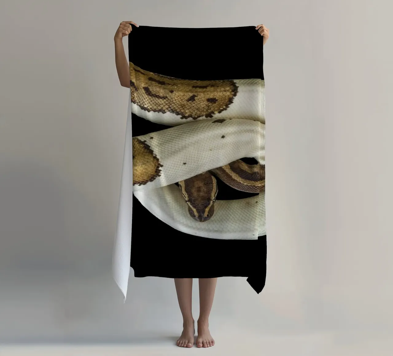Bruine en witte python strandhanddoek van Curious Collections by Marielle Leenders