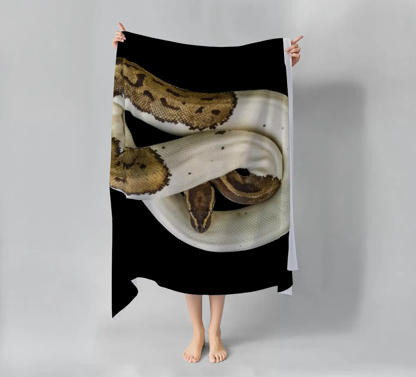Python marron et blanc serviette de plage de Curious Collections by Marielle Leenders