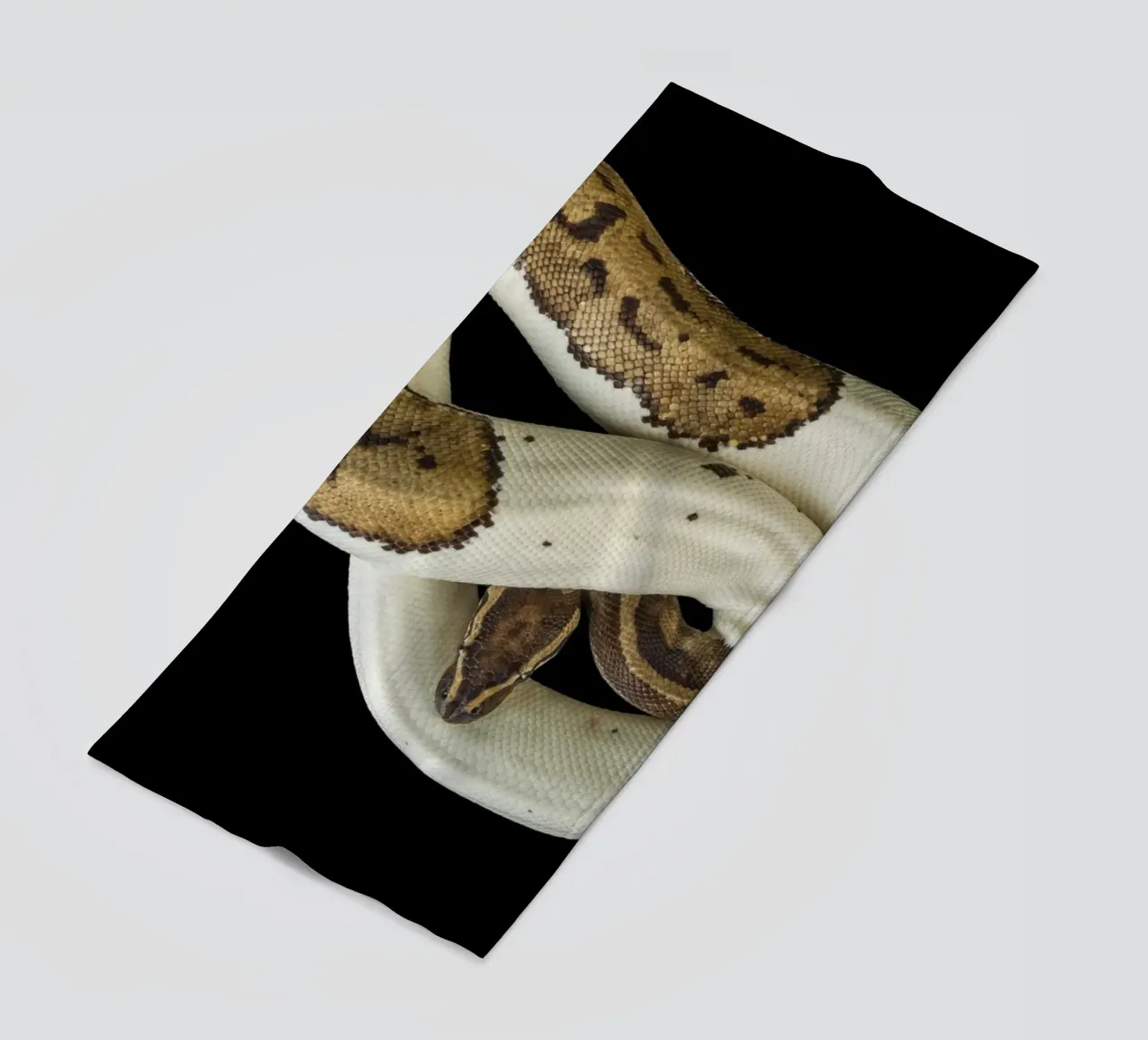 Bruine en witte python strandhanddoek van Curious Collections by Marielle Leenders