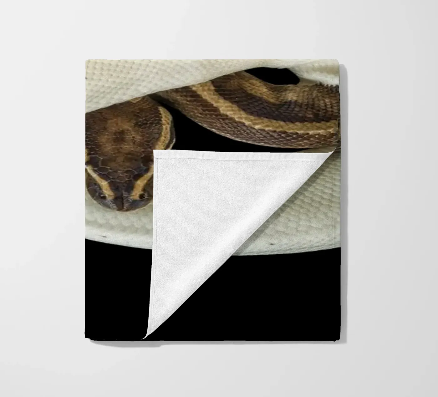 Braun & Weiß Python Strandtuch von Curious Collections by Marielle Leenders