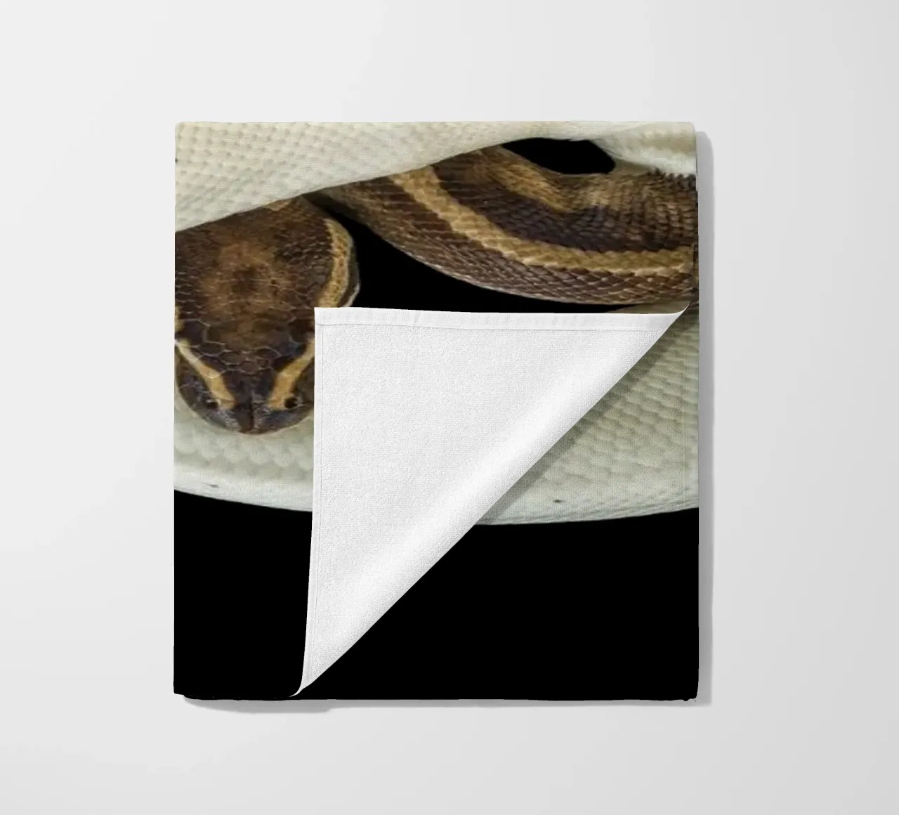 Bruine en witte python strandhanddoek van Curious Collections by Marielle Leenders