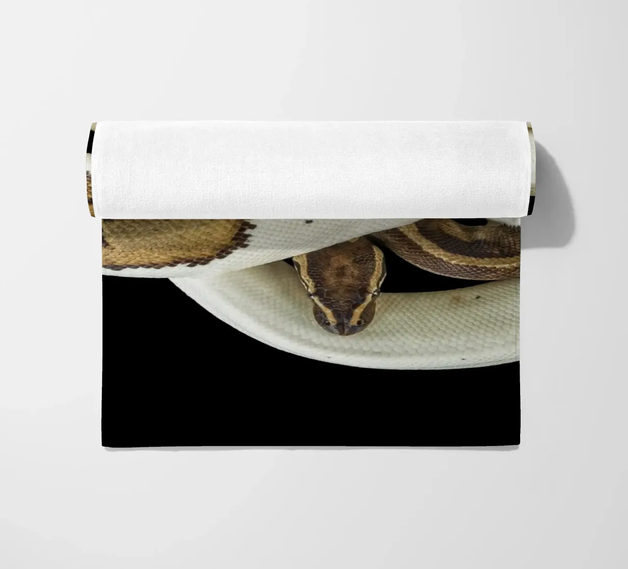 Bruine en witte python strandhanddoek van Curious Collections by Marielle Leenders