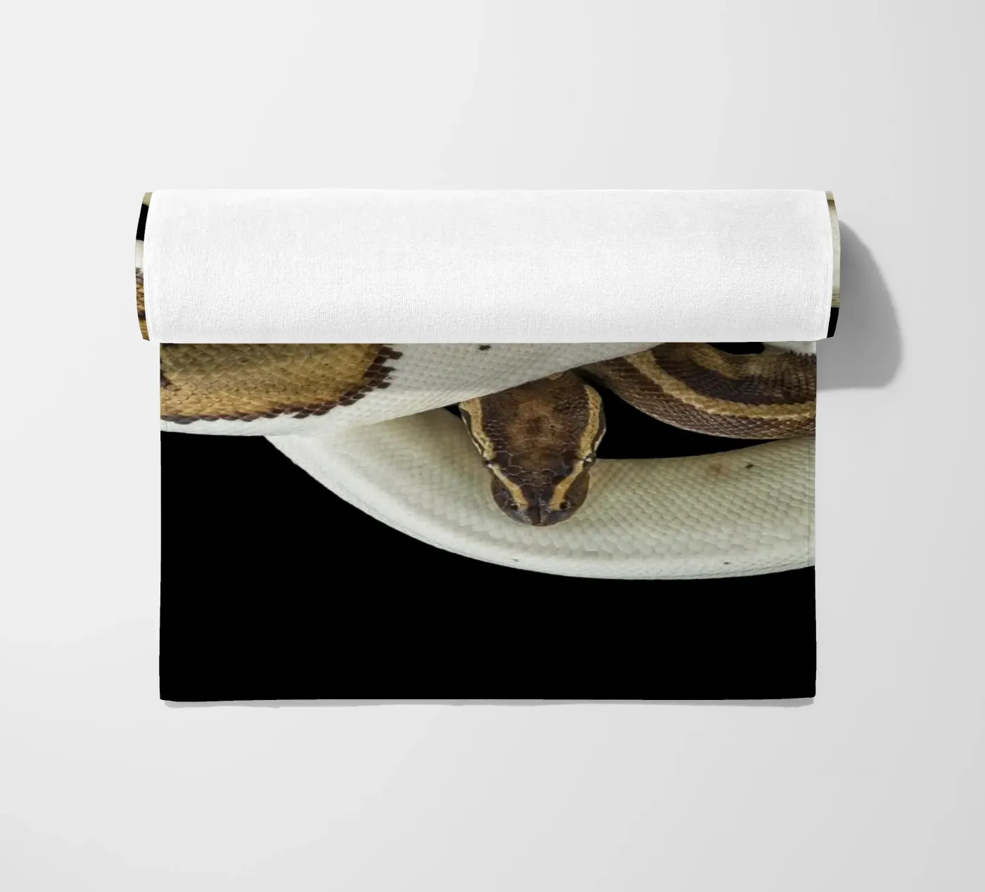 Python marron et blanc serviette de plage de Curious Collections by Marielle Leenders