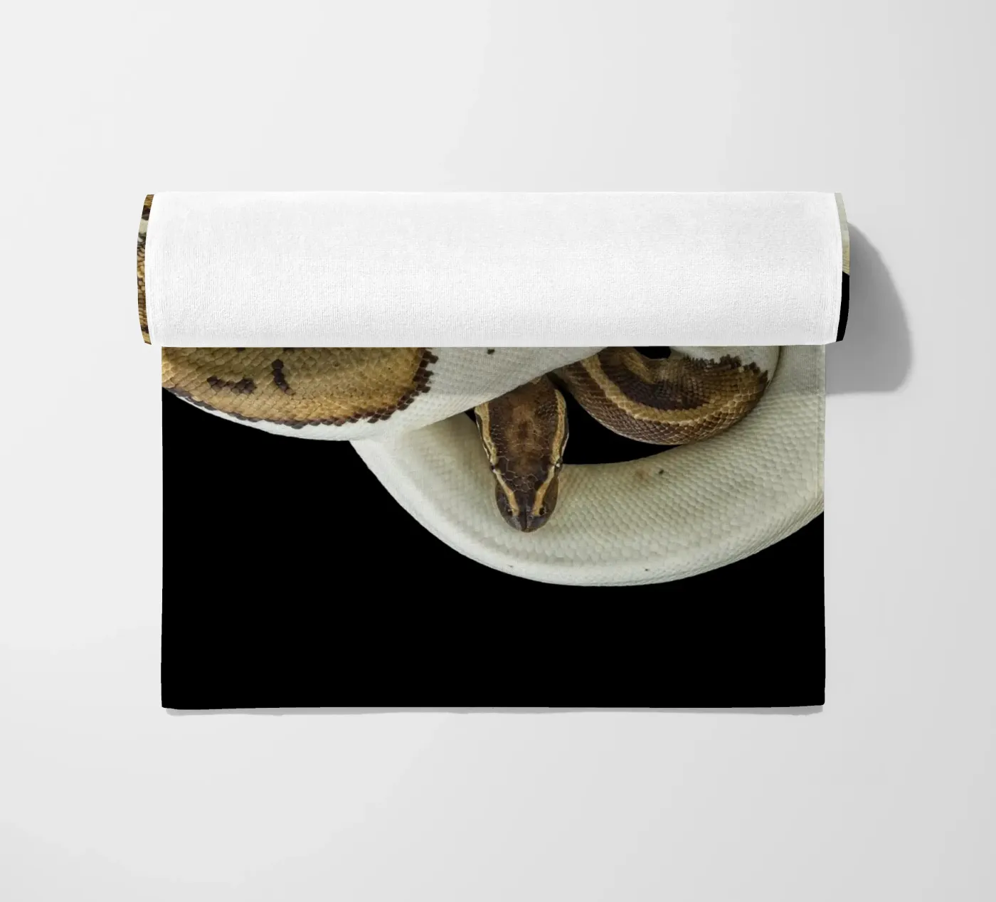 Python marron et blanc serviette de plage de Curious Collections by Marielle Leenders