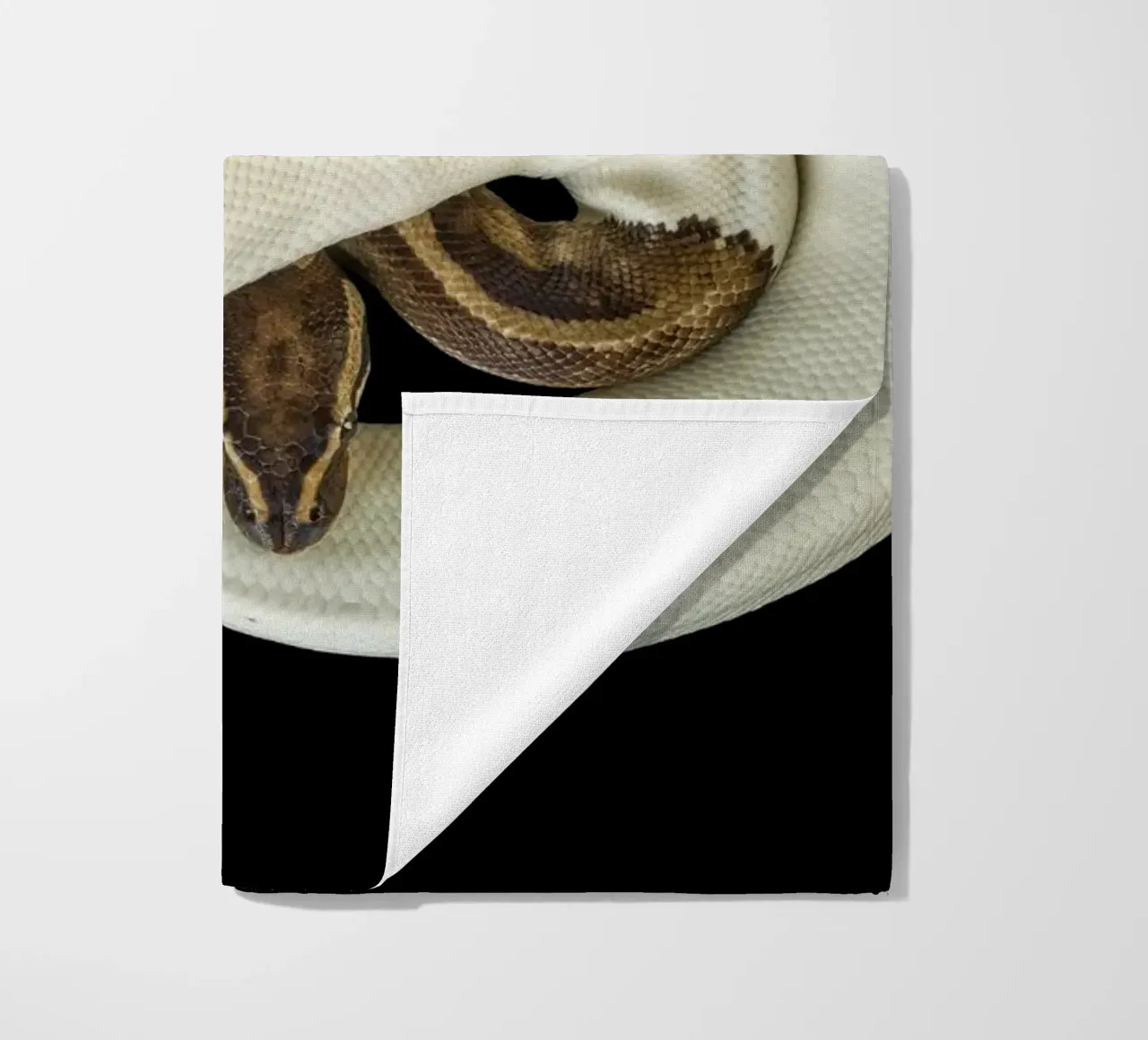 Bruine en witte python strandhanddoek van Curious Collections by Marielle Leenders