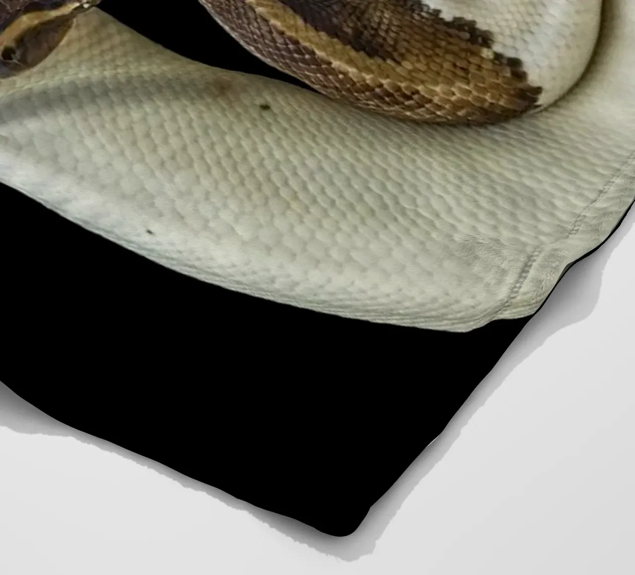 Braun & Weiß Python Fleecedecke von Curious Collections by Marielle Leenders