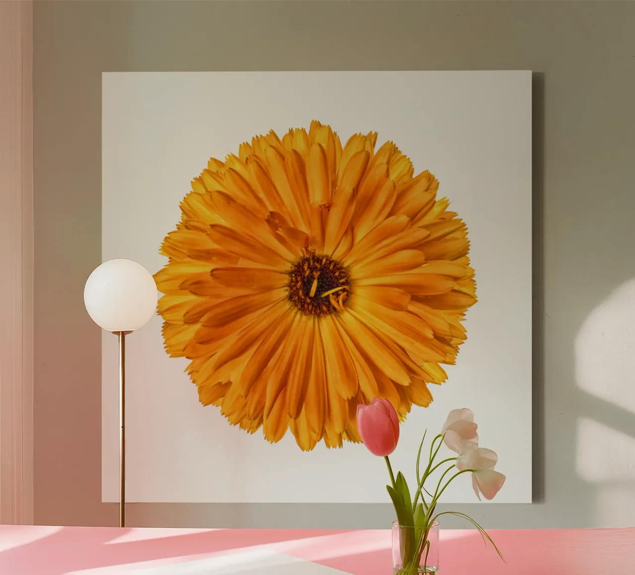 Goudsbloem canvas met Baklijst van Curious Collections by Marielle Leenders