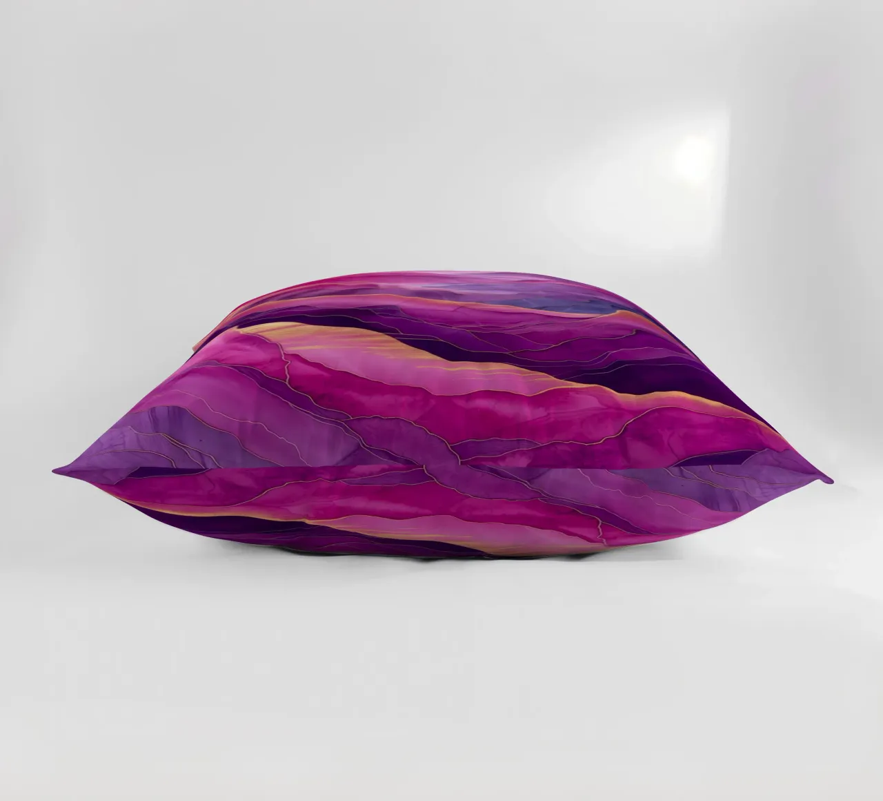Astrazione di montagne viola cuscino da Justyna Jaszke JBJart