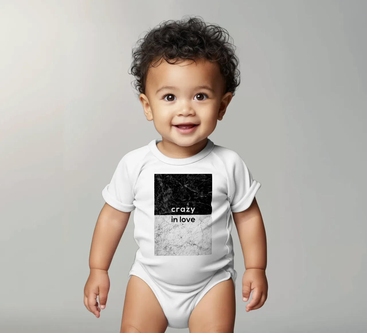 Verrückt in Liebe Zitat Kurzarm Babybody von Orara Studio