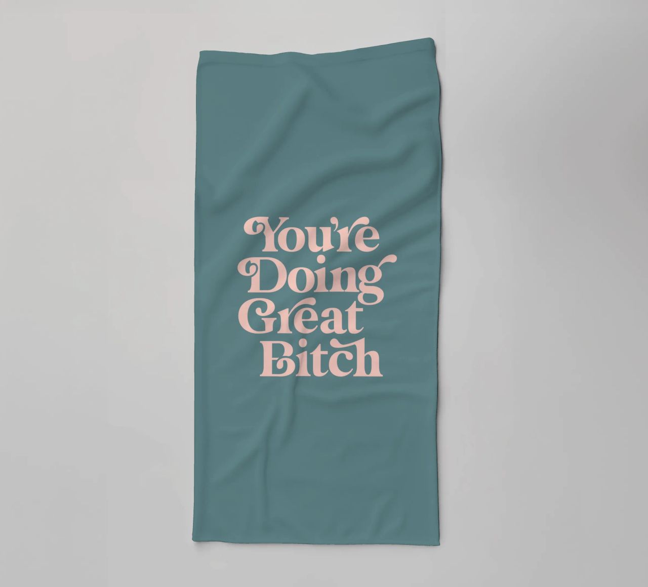 You're Doing Great Bitch Typografie Design en rose et vert serviette de bain de THE MOTIVATED TYPE