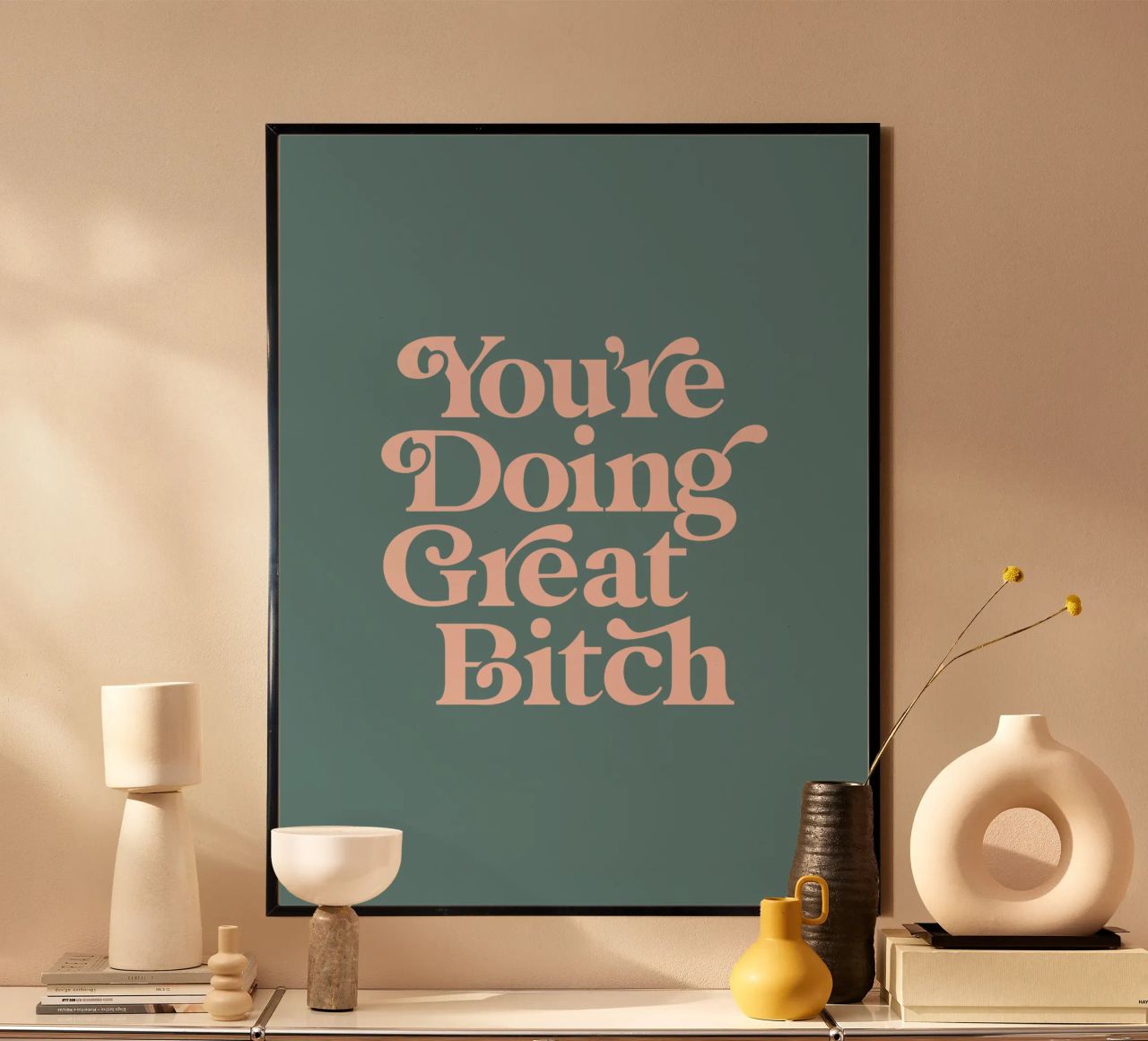 You're Doing Great Bitch Typografie Design en rose et vert poster de THE MOTIVATED TYPE