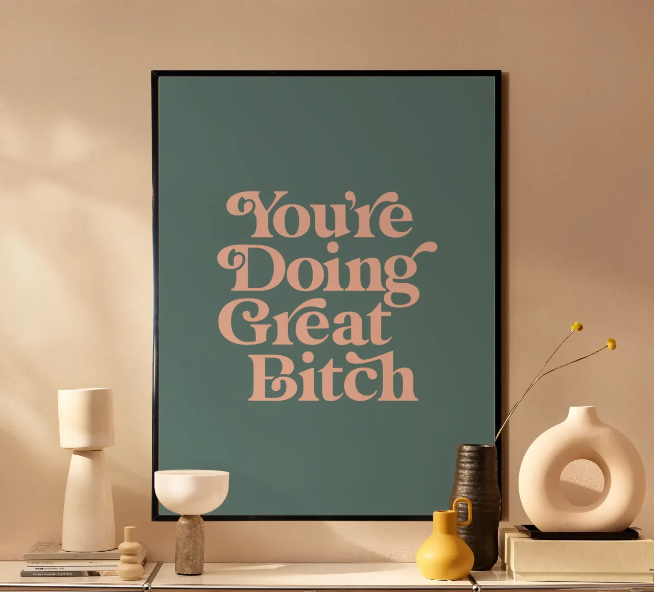 You're Doing Great Bitch Typografie Design en rose et vert poster avec cadre en bois de THE MOTIVATED TYPE