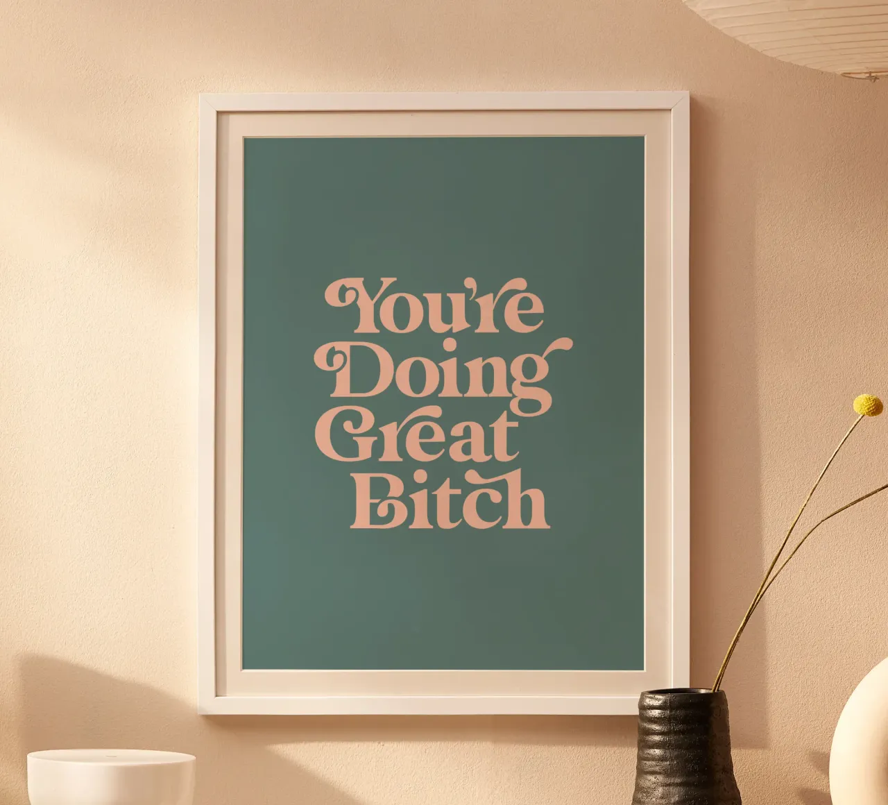 You're Doing Great Bitch Typografie Design en rose et vert poster avec cadre en bois de THE MOTIVATED TYPE