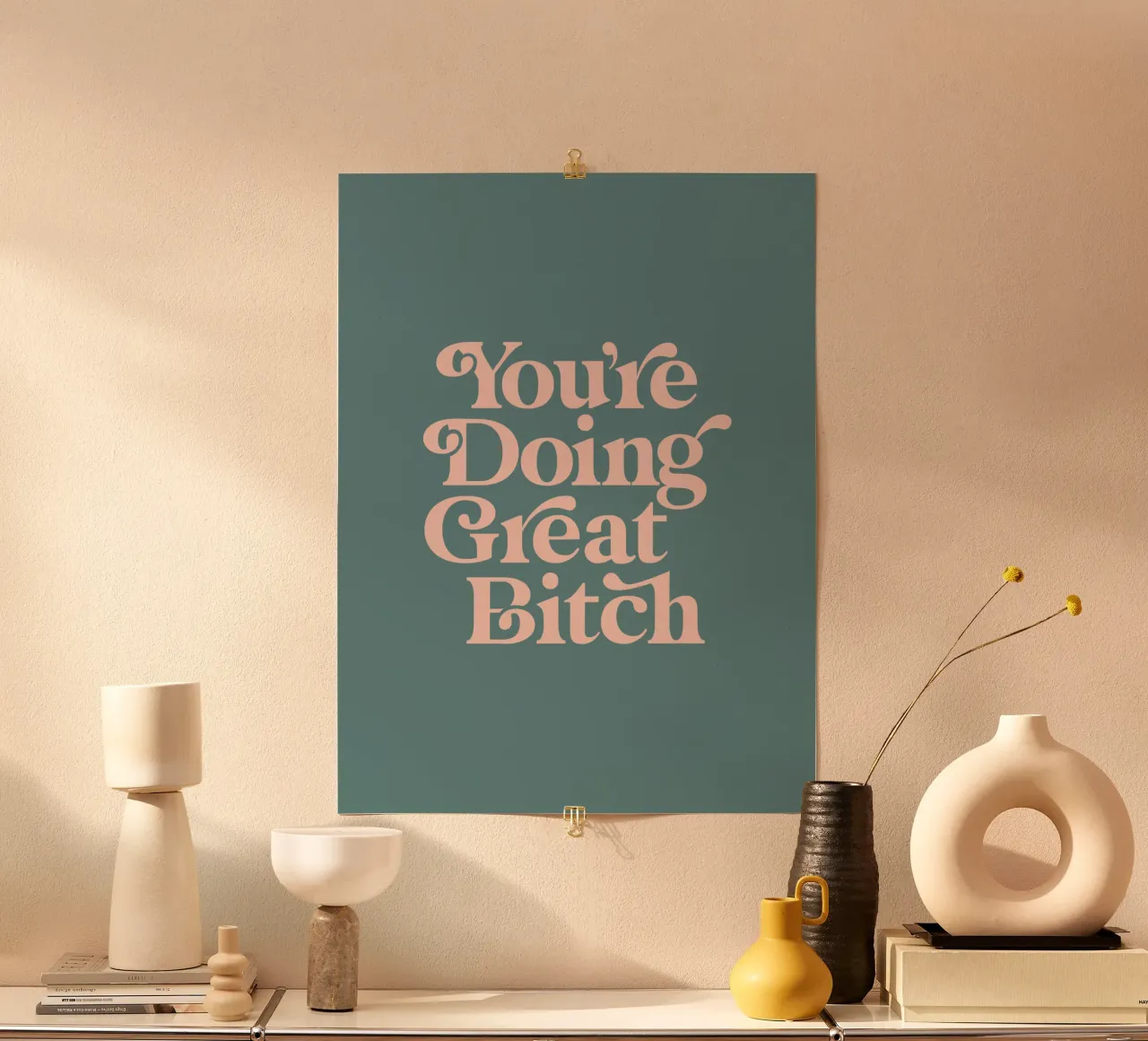 You're Doing Great Bitch Typografie Design en rose et vert poster avec cadre en bois de THE MOTIVATED TYPE