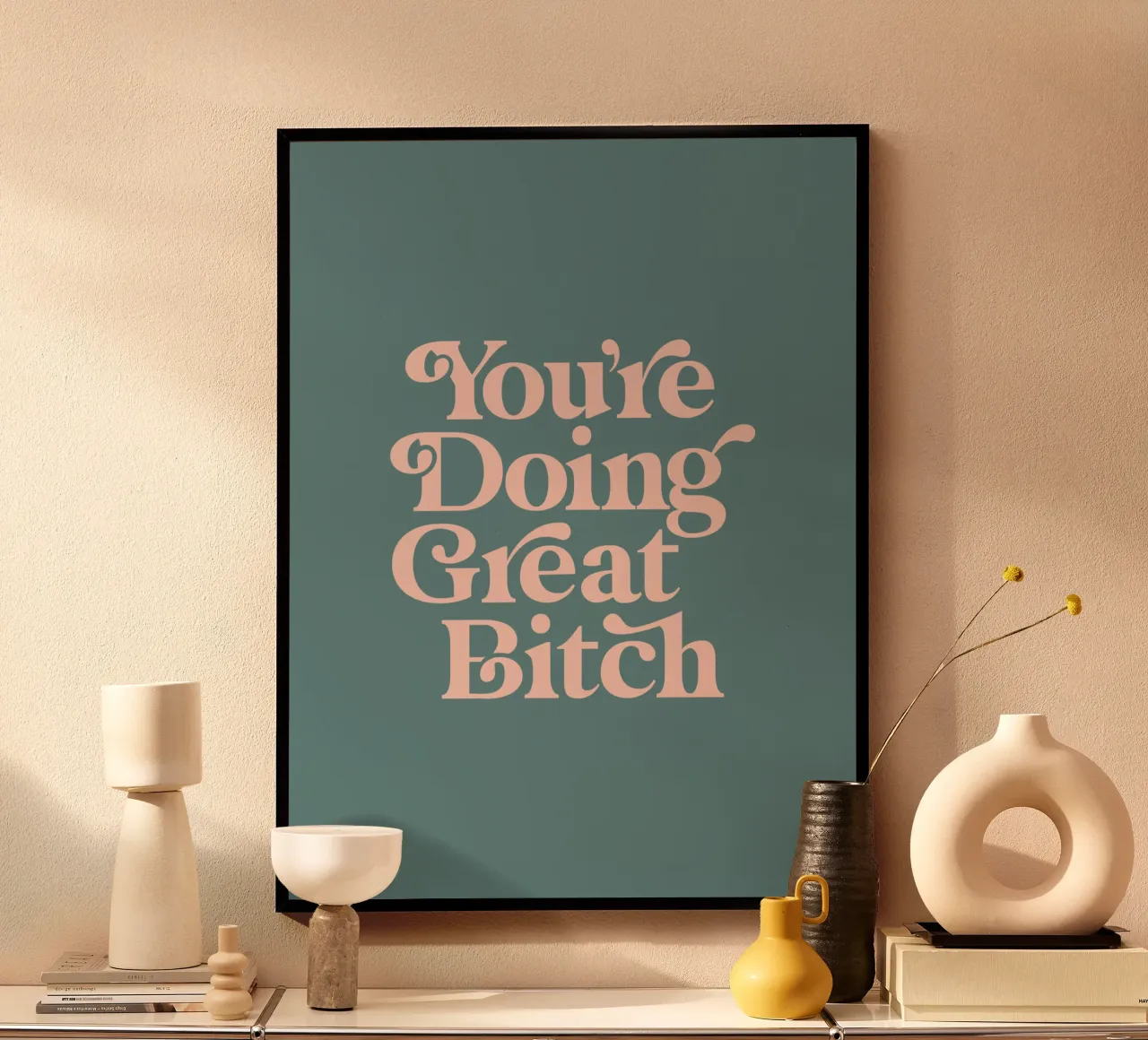 You're Doing Great Bitch Typografie Design en rose et vert poster avec cadre en bois de THE MOTIVATED TYPE