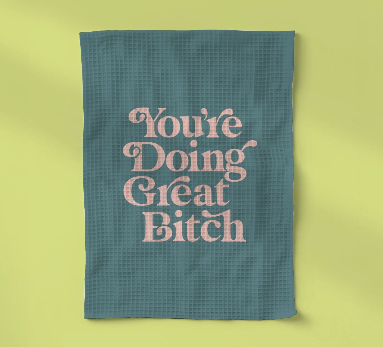 You're Doing Great Bitch Typografie Design en rose et vert torchon de THE MOTIVATED TYPE