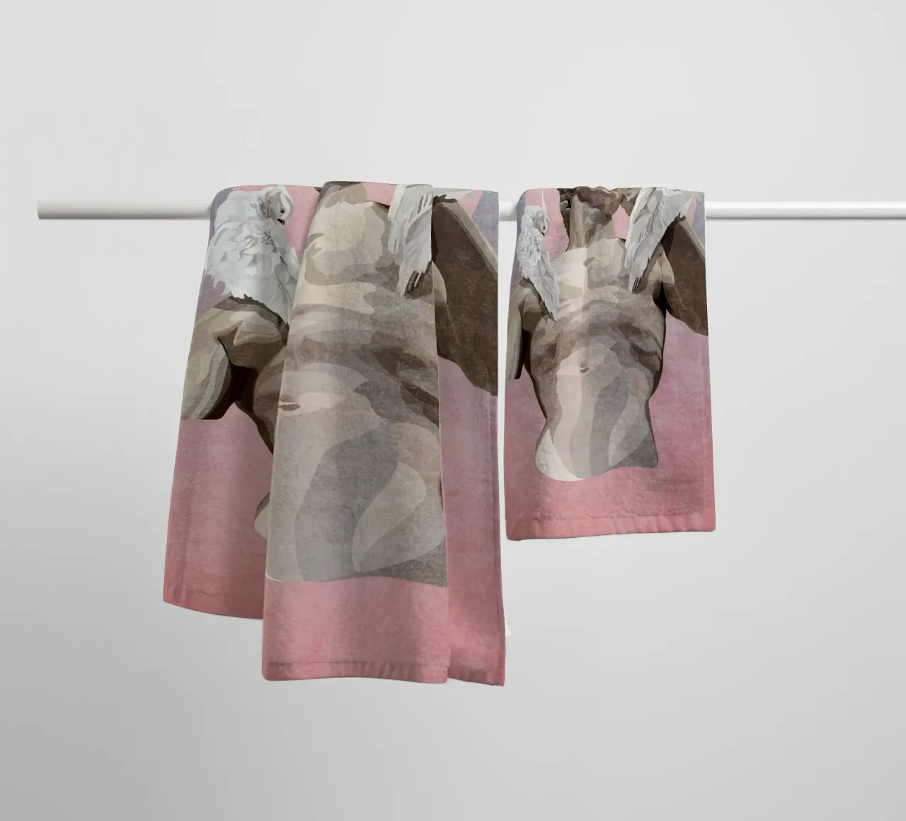 Emel Tunaboylu - Statua di Davide con pappagallo asciugamano da bagno da The Artcircle