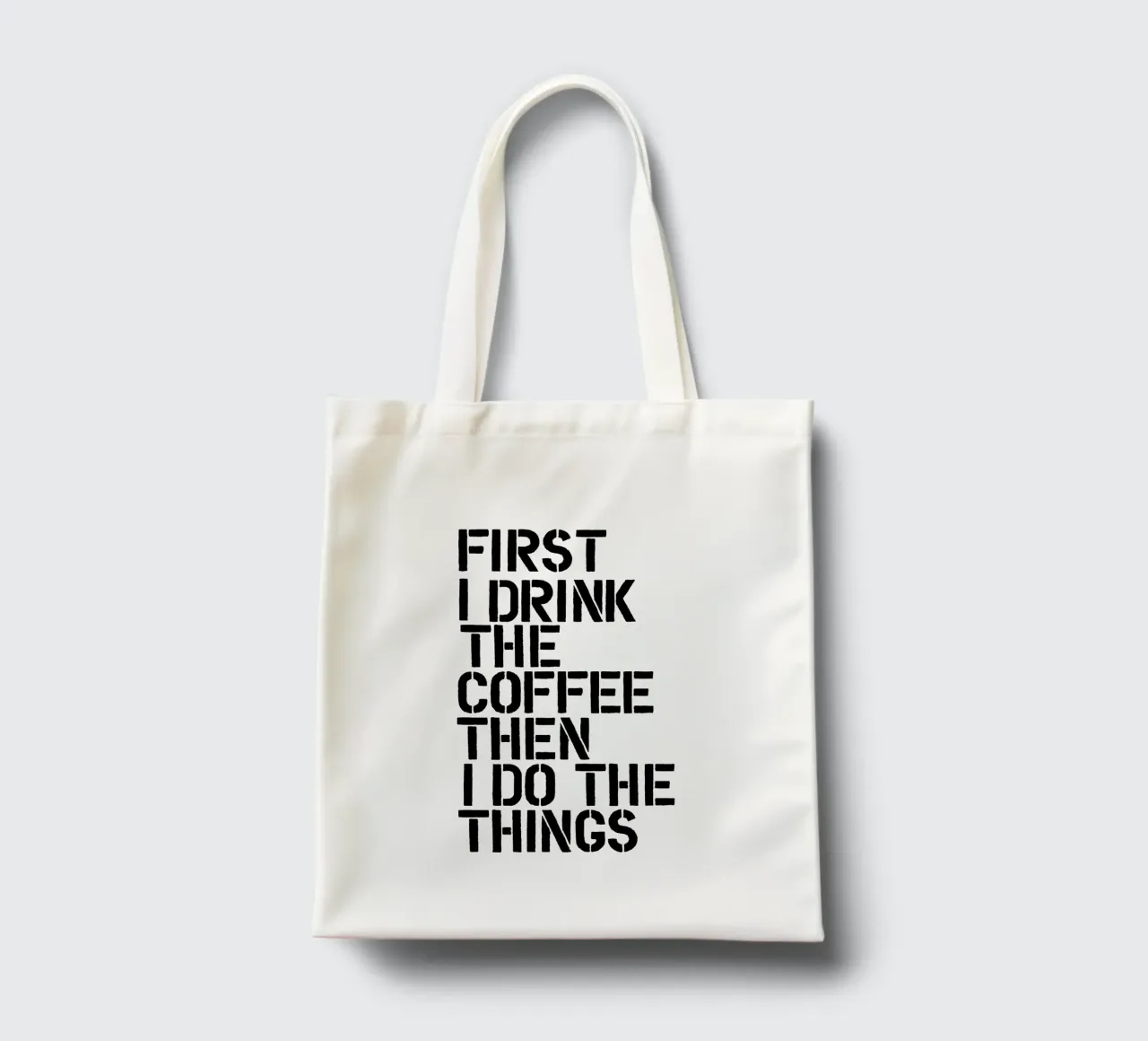 Erst trinke ich den Kaffee, dann mache ich die Dinge Jutebeutel von THE MOTIVATED TYPE