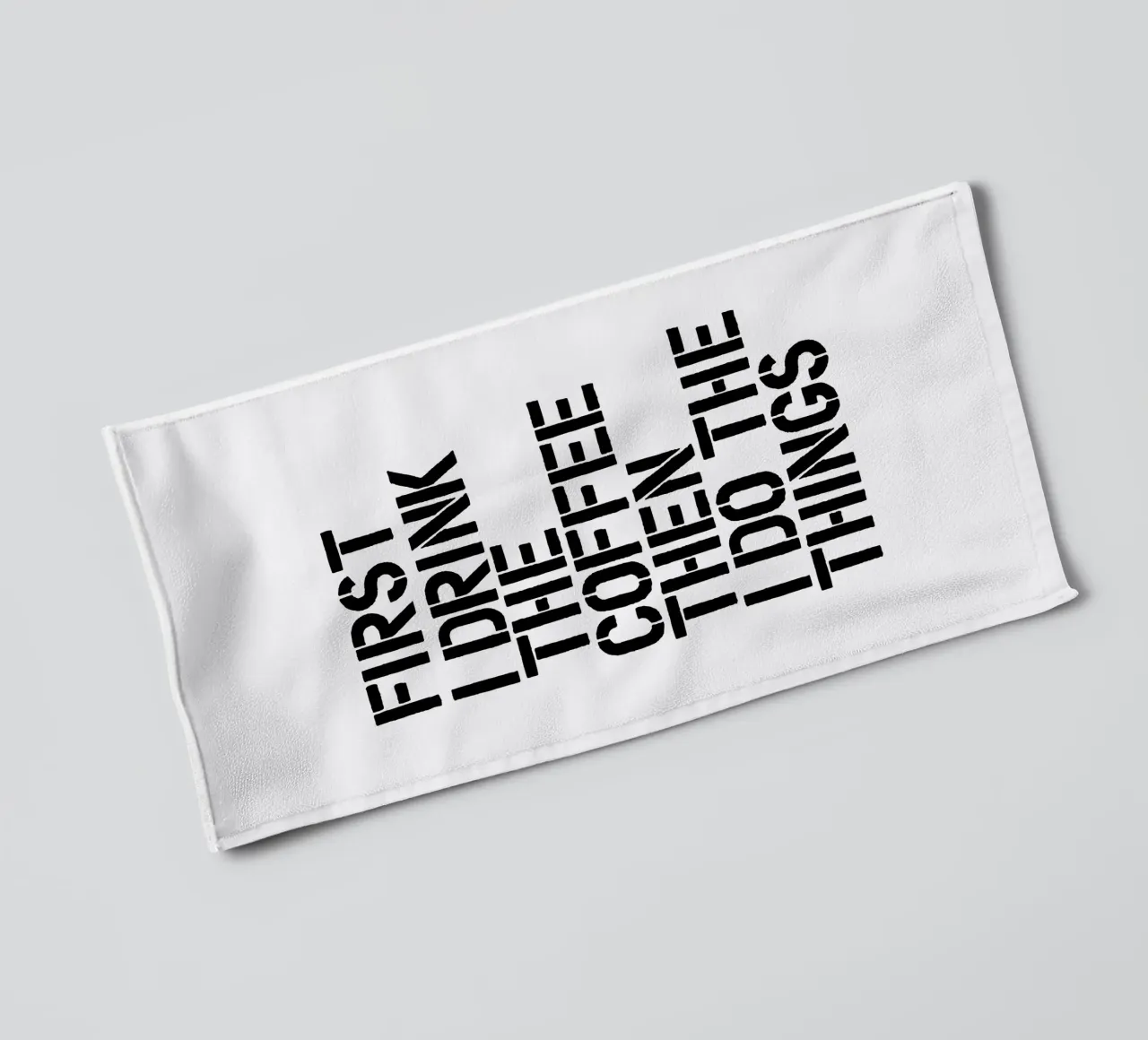 Erst trinke ich den Kaffee, dann mache ich die Dinge Handtuch von THE MOTIVATED TYPE