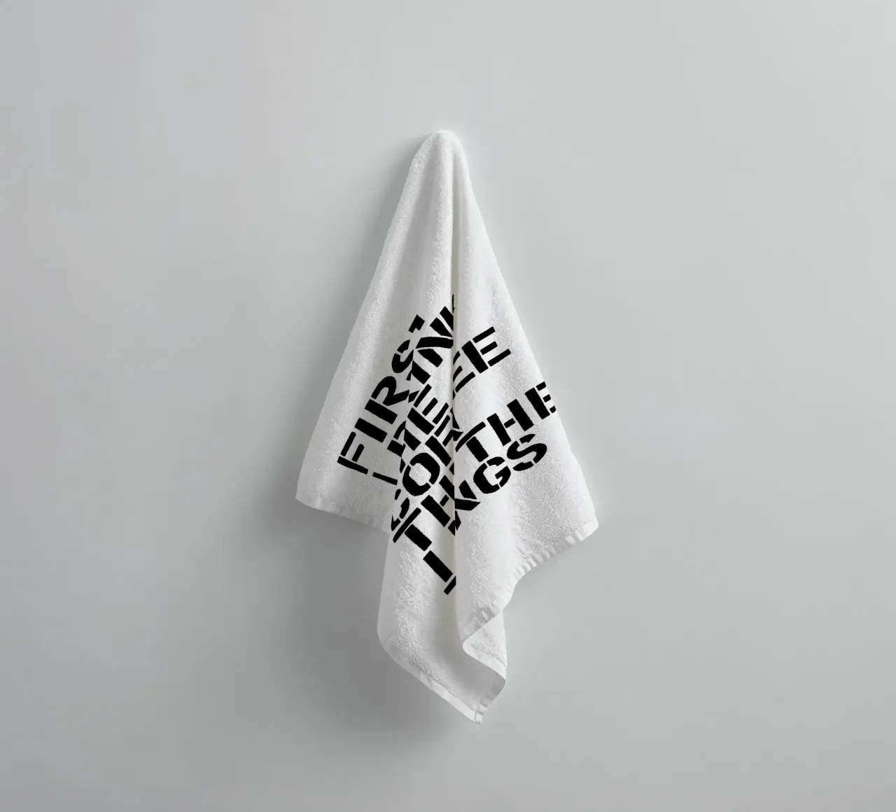 Erst trinke ich den Kaffee, dann mache ich die Dinge Handtuch von THE MOTIVATED TYPE