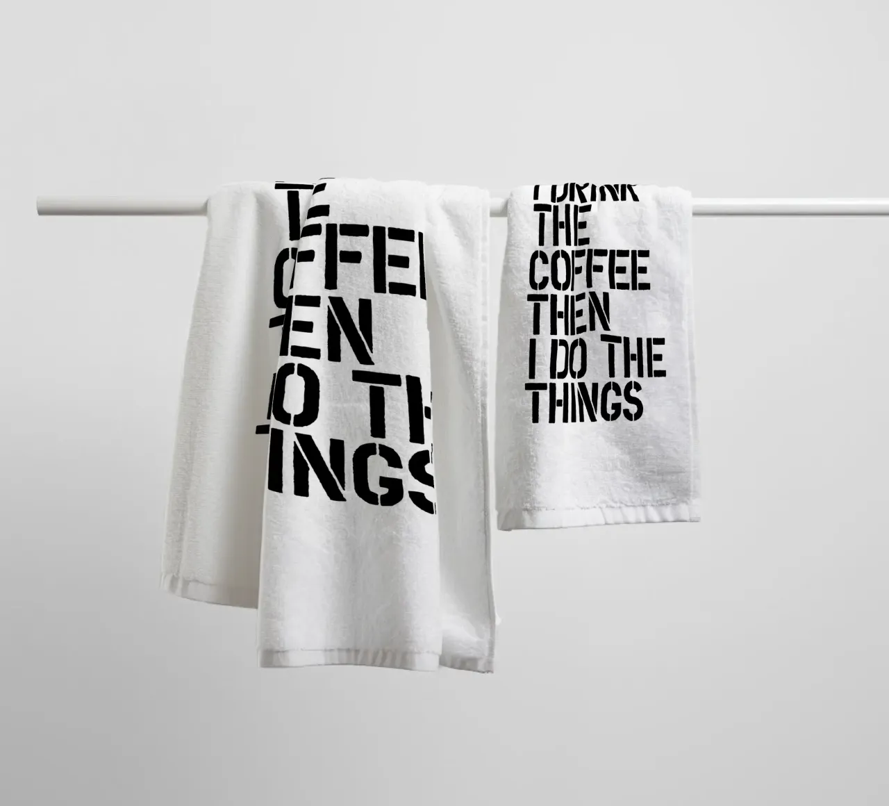 Erst trinke ich den Kaffee, dann mache ich die Dinge Handtuch von THE MOTIVATED TYPE