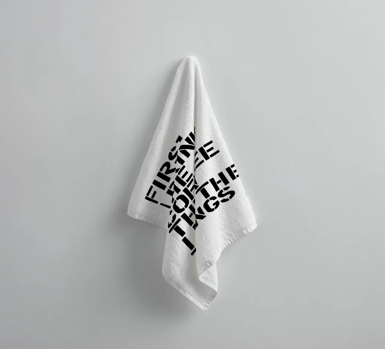 Erst trinke ich den Kaffee, dann mache ich die Dinge Handtuch von THE MOTIVATED TYPE