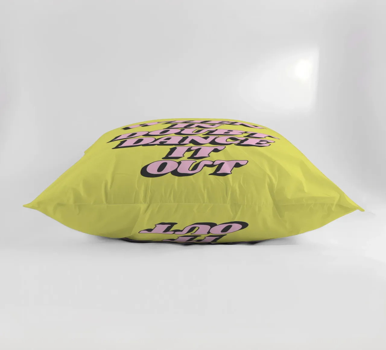 When In Doubt Dance It Out Typografie Design en jaune coussin de THE MOTIVATED TYPE