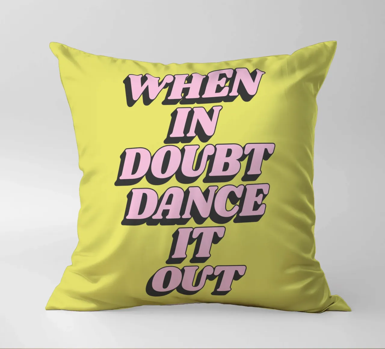 When In Doubt Dance It Out Typografie Design en jaune coussin de THE MOTIVATED TYPE