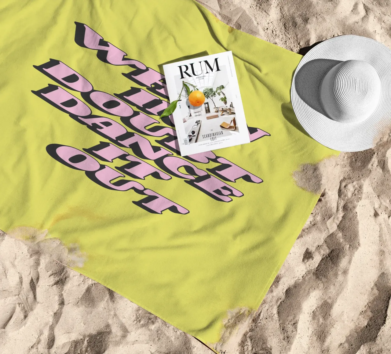 When In Doubt Dance It Out Typografie Design en jaune serviette de plage de THE MOTIVATED TYPE