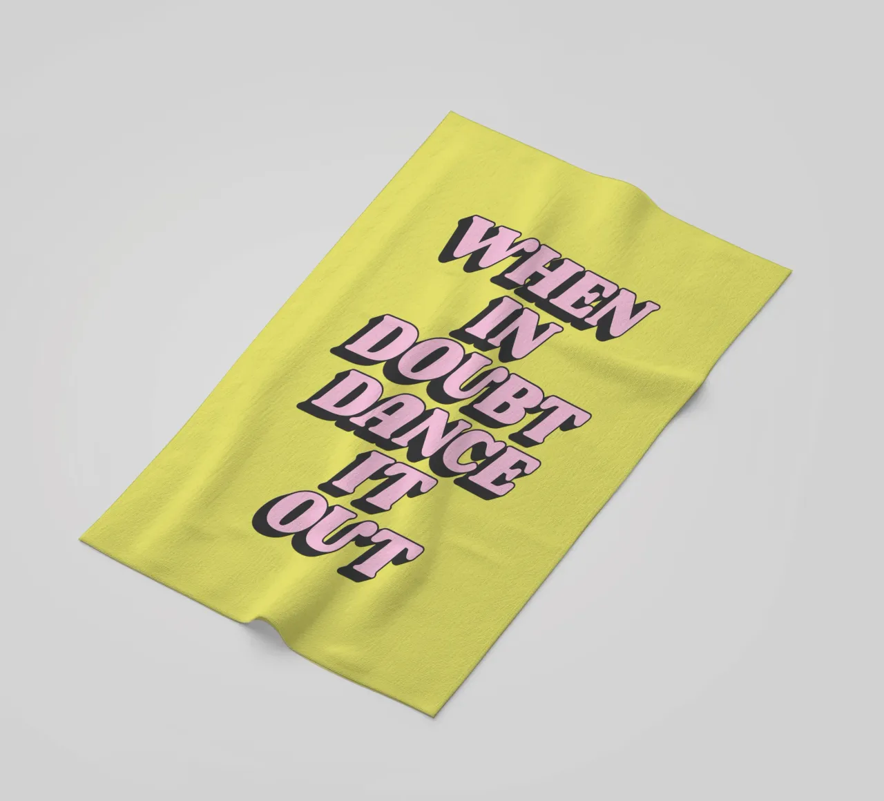 When In Doubt Dance It Out Typografie Design en jaune serviette de plage de THE MOTIVATED TYPE